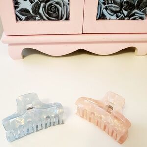 Hair claw set of 2, iridescent light pink and light blue, great condition